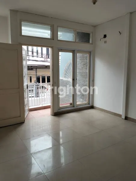 RUMAH DI MUARA KARANG 2 LANTAI SETENGAH