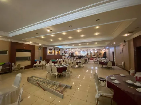 image GEDUNG SIAP PAKAI DI PUSAT BISNIS DEKAT TUNJUNGAN PLAZA (3)