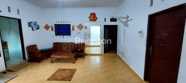 image RUMAH BESAR SIAP HUNI DI KOMPLEK PERUMAHAN AMAN DAN STRATEGIS (4)