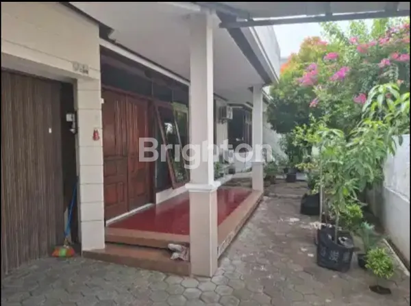 RUMAH TENGAH KOTA  BESAR  TERAWAT  STRATEGIS