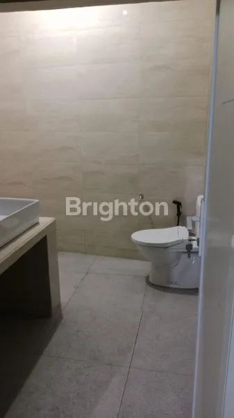 image SEWA RUMAH SIAP HUNI. LUAS 140 M . 2 LANTAI  SIAP HUNI. BAGUS DIJALAN KAYU JATI RAWAMANGUN (7)