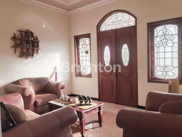 image RUMAH ARTISTIK 2 LT SUTOREJO PRIMA SEMI FURNISHED (2)