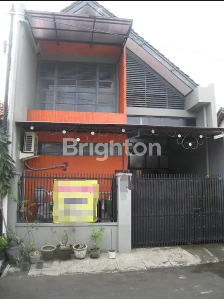 KERTEN, PURWOSARI, SURAKARTA, RUMAH KLASIK 2 LANTAI, UKURAN STANDAR, AKSES KE MALL DAN KE STASIUN HANYA 5 MENIT