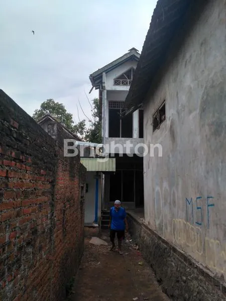 image <br />
<br />
_*LAHAN + BANGUNAN PINGGIR JALAN RAYA JALUR PROVINSI NGANJUK KOTA, LEBAR 7 M², PANJANG 30 SIAP UNTUNG*_ <br />
<br />
 (3)