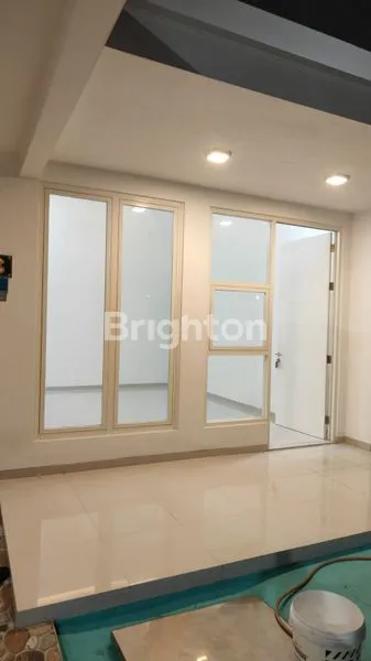 image FOR RENT RUMAH 2,5 LANTAI MINIMALIS BARATA JAYA (1)