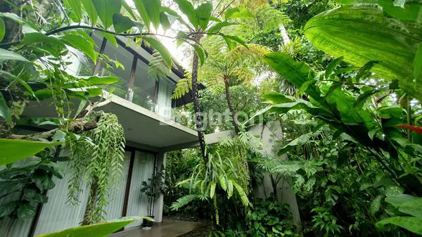 image RUMAH MEWAH FULLY FURNISHED DI PALAGAN SARIHARJO MONJALI NGAGLIK SLEMAN DAERAH ISTIMEWA YOGYAKARTA (1)