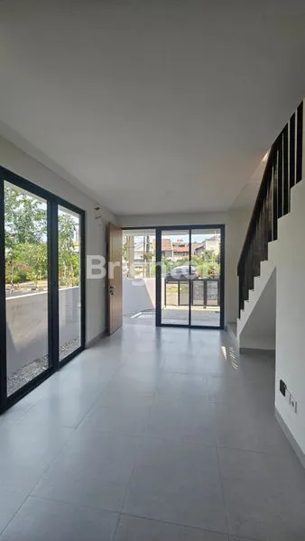 image RUMAH 2 LANTAI NEW GRESS LOKASI CIAMIK DEPAN TAMAN, MODERN INDUSTRIAL, SUTOREJO (2)