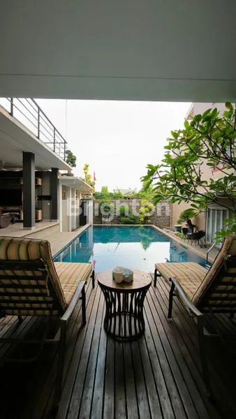 image HUNIAN MEWAH DENGAN KOLAM RENANG DAN MINI BAR DI DEPOK (8)
