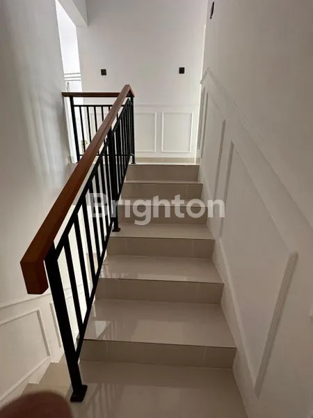 image RUMAH 2,5 LANTAI DALAM CLUSTER SIAP HUNI DI GRAND WISATA BEKASI (3)