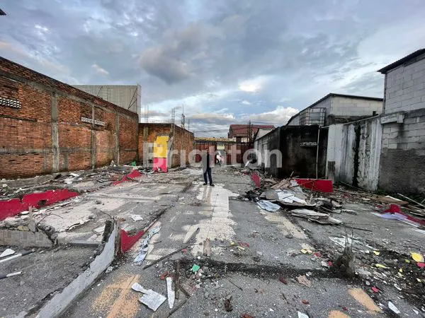 DISEWAKAN TANAH LOKASI STRATEGIS PINGGIR JALAN