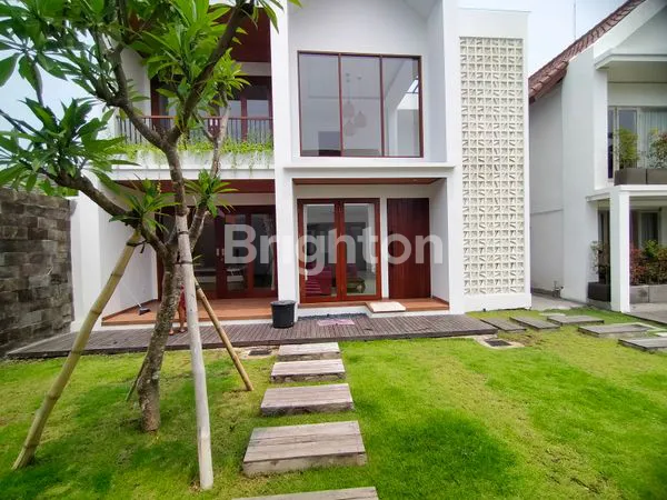 DI SEWAKANB BRAND NEW VILLA IN BATUBELIG LOKASI PREMIUM UNTUK HUNIAN DAN BISNIS