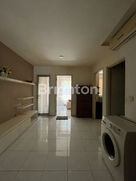 image APARTEMEN MURAH 2BR EAST COAST RESIDENCE PAKUWON CITY ADA BALKON DAN VIEW KOLAM RENANG (7)
