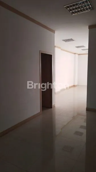 image GEDUNG 4 LANTAI NOL JALAN RAYA PERAK SELANGKAH KE PELABUHAN, TOL PERAK, TENGAH KOTA STRATEGIS  SIAP PAKAI, LAHAN PARKIR LUAS (5)