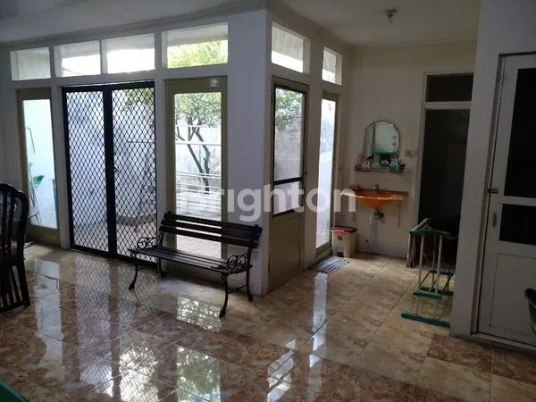 image RUMAH LAMA HITUNG HARGA TANAH DI KUPANG INDAH SURABAYA BARAT DEKAT MAYJEN DAN HR MOHAMMAD (2)