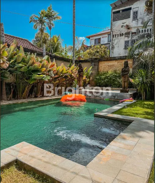 image VILLA DI JIMBARAN DENGAN TEMA PEWAYANGAN (4)