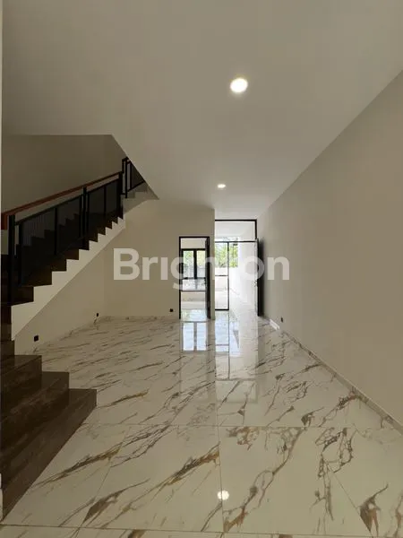 image RUMAH TENGGILIS 2 LANTAI BARU GRESS MINIMALIS SCANDINAVIAN BERPAGAR BEBAS BANJIR DEKAT RAYA TENGGILIS JEMURSARI KENDANGSARI RUNGKUT BARUK KUTISARI (3)