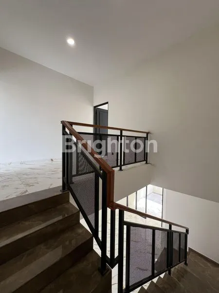 image RUMAH TENGGILIS 2 LANTAI BARU GRESS MINIMALIS SCANDINAVIAN BERPAGAR BEBAS BANJIR DEKAT RAYA TENGGILIS JEMURSARI KENDANGSARI RUNGKUT BARUK KUTISARI (6)