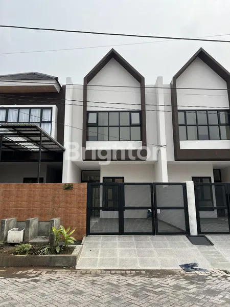 image RUMAH TENGGILIS 2 LANTAI BARU GRESS MINIMALIS SCANDINAVIAN BERPAGAR BEBAS BANJIR DEKAT RAYA TENGGILIS JEMURSARI KENDANGSARI RUNGKUT BARUK KUTISARI (1)