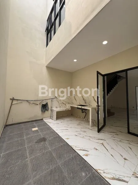 image RUMAH TENGGILIS 2 LANTAI BARU GRESS MINIMALIS SCANDINAVIAN BERPAGAR BEBAS BANJIR DEKAT RAYA TENGGILIS JEMURSARI KENDANGSARI RUNGKUT BARUK KUTISARI (5)