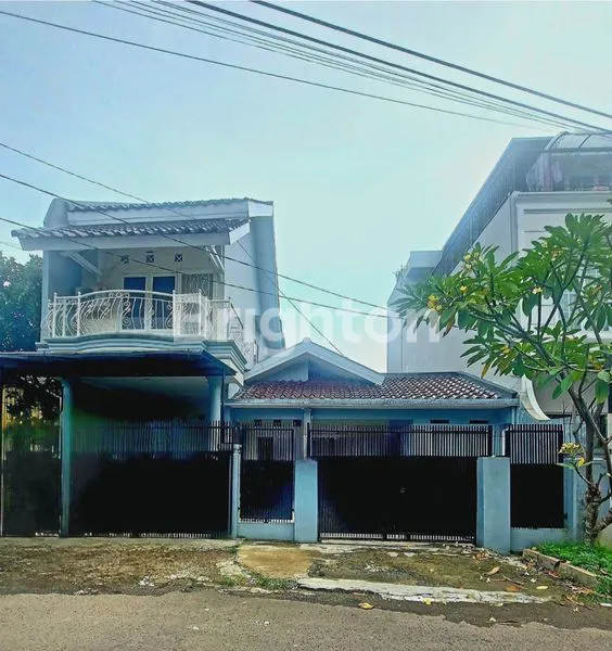 HUNIAN CANTIK DAN TERAWAT 2 LANTAI DI LOKASI SANGAT STRATEGIS DENGAN LINGKUNGAN ASRI DAN TENANG DI TEGAL GUNDIL