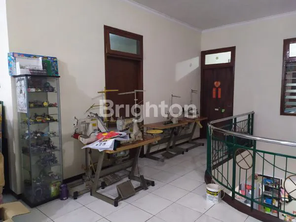 image RUMAH SIAP HUNI LOKASI SANGAT STRATEGIS DAN KOMERSIAL (8)