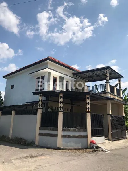 RUMAH 2 LANTAI DEKAT BANDARA ADI SUMARMOE