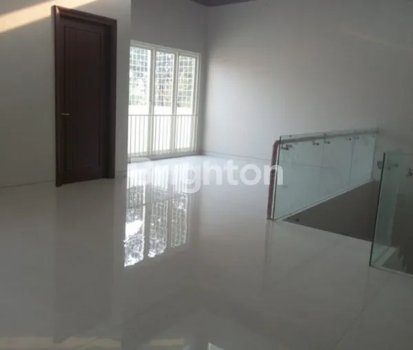 image 2.5 LANTAI RUMAH BARU GRESS SOUTH EMERALD CITRALAND SURABAYA BARAT (4)