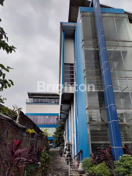image GEDUNG BESAR KOMERSIAL BISA BUAT KANTOR DAN RUANG SERBAGUNA DI LENTENG AGUNG  (2)