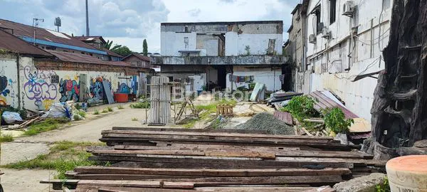 LAHAN STRATEGIS DI TENGAH KOTA