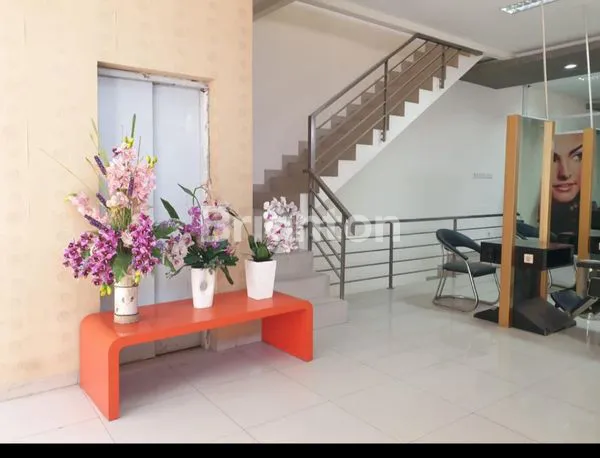 RUKO / RUMAH TAMAN PRAMUKA RIAU KOTA BANDUNG TEMPAT YG SANGAT BAGUS SEKALI UNTUK USAHA KULINER , CAFE , MINI MARKET ATAUPUN KANTOR