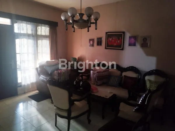 image RUMAH 2,5 LANTAI DI BARATA JAYA SURABAYA (4)