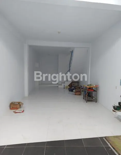 image RUMAH JELAMBAR 2,5 LANTAI SIAP HUNI BARU RENOVASI (2)