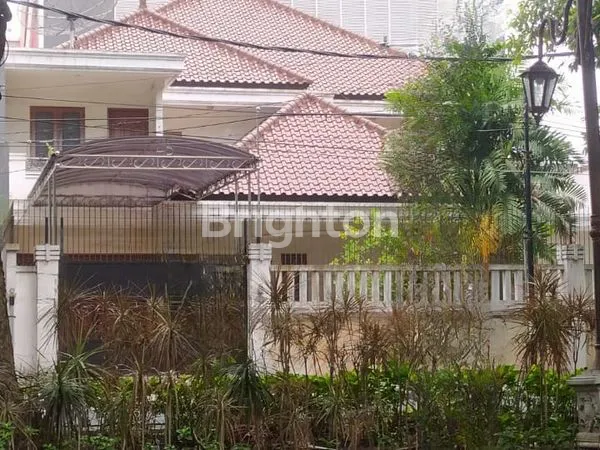 image RUMAH 2LANTAI DI PUSAT KOTA SBY, SELANGKAH DARI TAMAN SURYA (1)