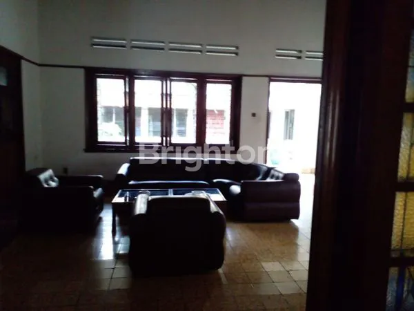 image RUMAH DENGAN HALAMAN LUAS DI PINGGIR JALAN BESAR TENGAH KOTA SEMARANG (3)