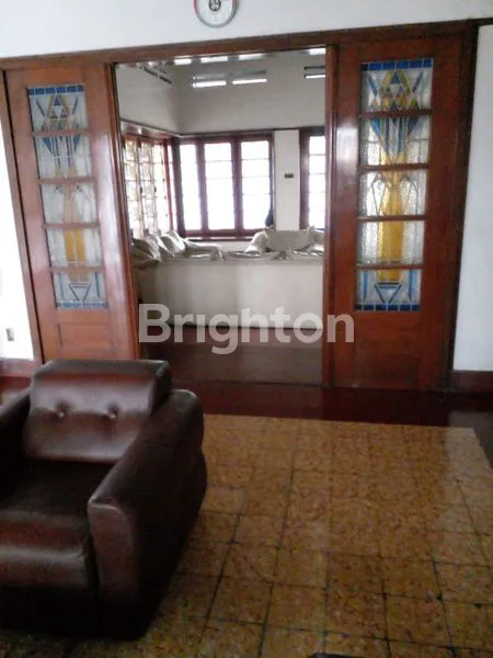 image RUMAH DENGAN HALAMAN LUAS DI PINGGIR JALAN BESAR TENGAH KOTA SEMARANG (2)