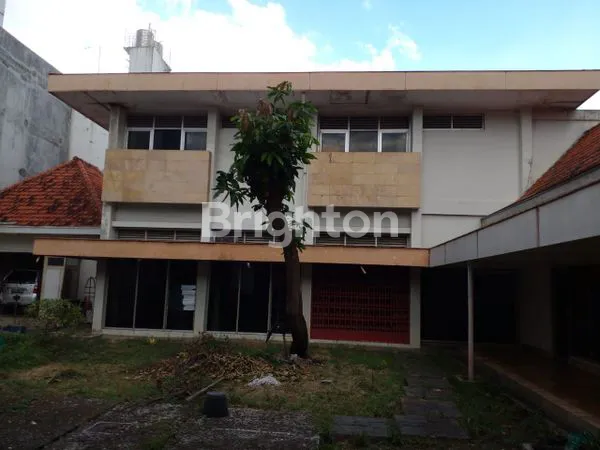 image RUMAH DENGAN HALAMAN LUAS DI PINGGIR JALAN BESAR TENGAH KOTA SEMARANG (4)