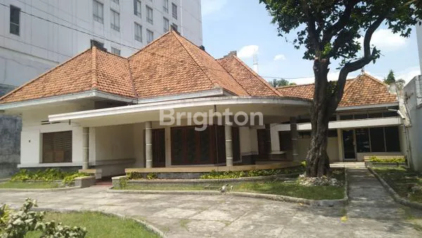 image RUMAH DENGAN HALAMAN LUAS DI PINGGIR JALAN BESAR TENGAH KOTA SEMARANG (1)