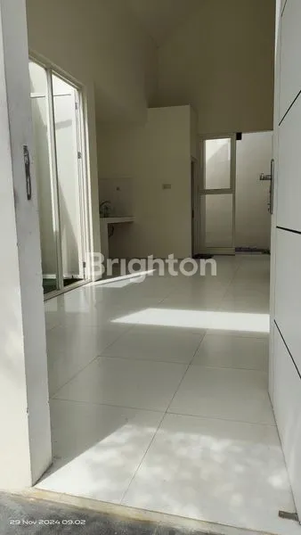 image RUMAH MINIMALIS MODERN KONSEP TAMAN DALAM RUMAH DI PERBATASAN SURABAYA GRESIK (6)