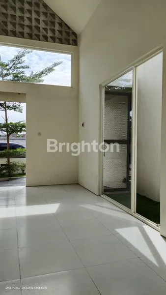 image RUMAH MINIMALIS MODERN KONSEP TAMAN DALAM RUMAH DI PERBATASAN SURABAYA GRESIK (5)