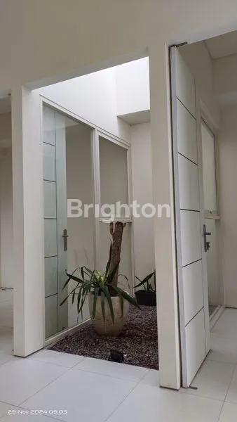 image RUMAH MINIMALIS MODERN KONSEP TAMAN DALAM RUMAH DI PERBATASAN SURABAYA GRESIK (7)