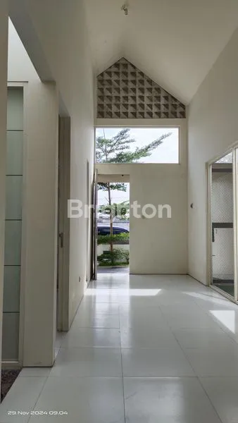 image RUMAH MINIMALIS MODERN KONSEP TAMAN DALAM RUMAH DI PERBATASAN SURABAYA GRESIK (4)