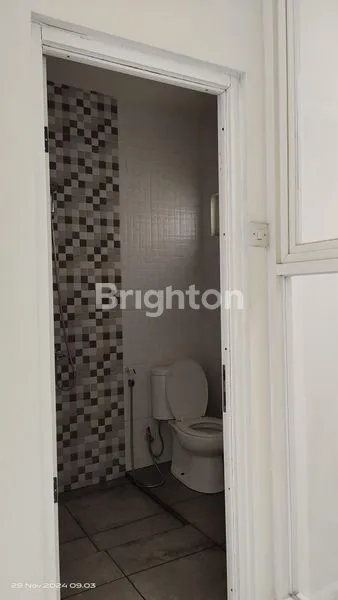 image RUMAH MINIMALIS MODERN KONSEP TAMAN DALAM RUMAH DI PERBATASAN SURABAYA GRESIK (8)