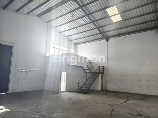 image GUDANG + OFFICE UK. 14X26 M2 BONUS FREE (PPH, BPPHTB, BALIK NAMA SHM, IJIN IMB, DAN PERAWATAN TEMBOK 2 TAHUN) AKSES JALAN LEBAR BIASA DI LEWATI KONTAINER DEKAT PINTU TOL PIK2 PARKIR LUAS HADAP BARAT SUKADIRI RAWA KIDANG TANGERANG (6)