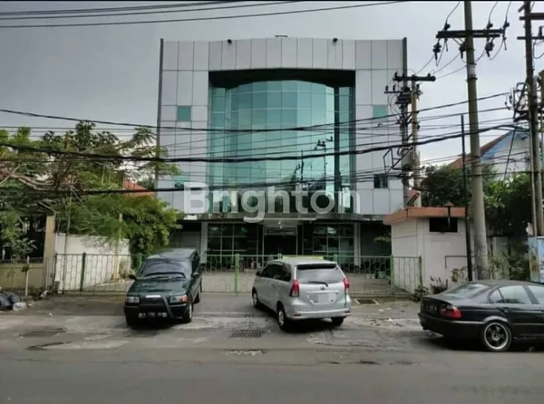 GEDUNG DI PUSAT KOMERSIAL DEKAT TUNJUNGAN PLAZA, SIOLA