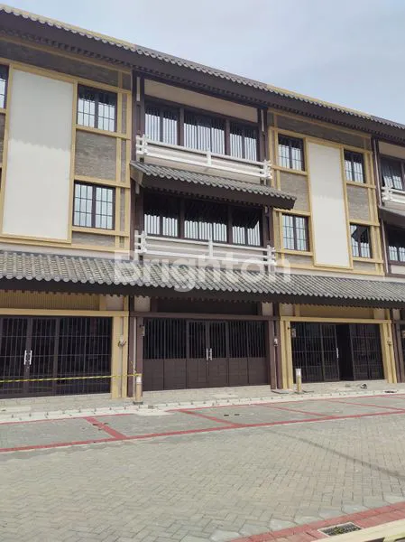 ENAM PULUH  UNIT RUKO BARU  TIGA LANTAI  + SATU ROOFTOP BERGAYA JEPANG  SIAP PAKAI  BUAT TENANT - TENANT  TERNAMA SANGAT - SANGAT STRATEGIS AKSES JALAN RAYA  PANTAI  INDAH KAPUK DUA  JAKARTA UTARA