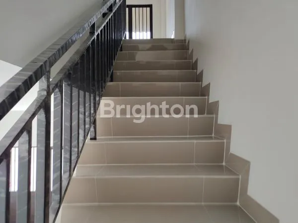 image ENAM PULUH  UNIT RUKO BARU  TIGA LANTAI  + SATU ROOFTOP BERGAYA JEPANG  SIAP PAKAI  BUAT TENANT - TENANT  TERNAMA SANGAT - SANGAT STRATEGIS AKSES JALAN RAYA  PANTAI  INDAH KAPUK DUA  JAKARTA UTARA (4)