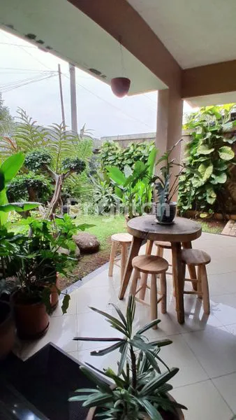 image RUMAH ASRI MEMPUNYAI TAMAN DEPAN DAN DI BELAKANG,LOKASI STRATEGIS DI CIMANGGIS (2)