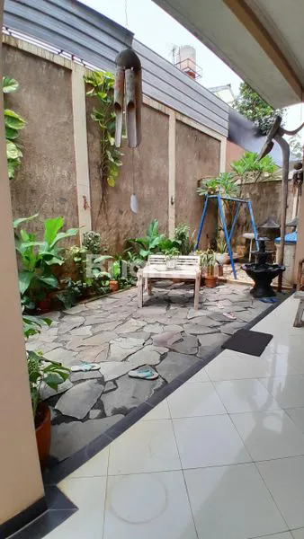 image RUMAH ASRI MEMPUNYAI TAMAN DEPAN DAN DI BELAKANG,LOKASI STRATEGIS DI CIMANGGIS (6)