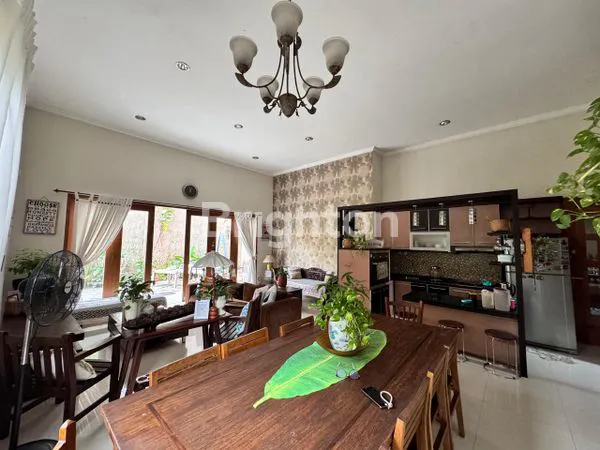 image RUMAH ASRI MEMPUNYAI TAMAN DEPAN DAN DI BELAKANG,LOKASI STRATEGIS DI CIMANGGIS (7)