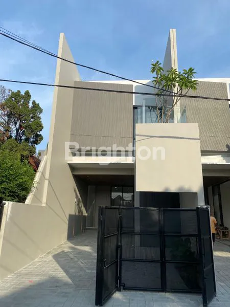 image RUMAH 2 LANTAI BARU GRESS SIAP HUNI DESAIN KEKINIAN LOKASI MANYAR (1)